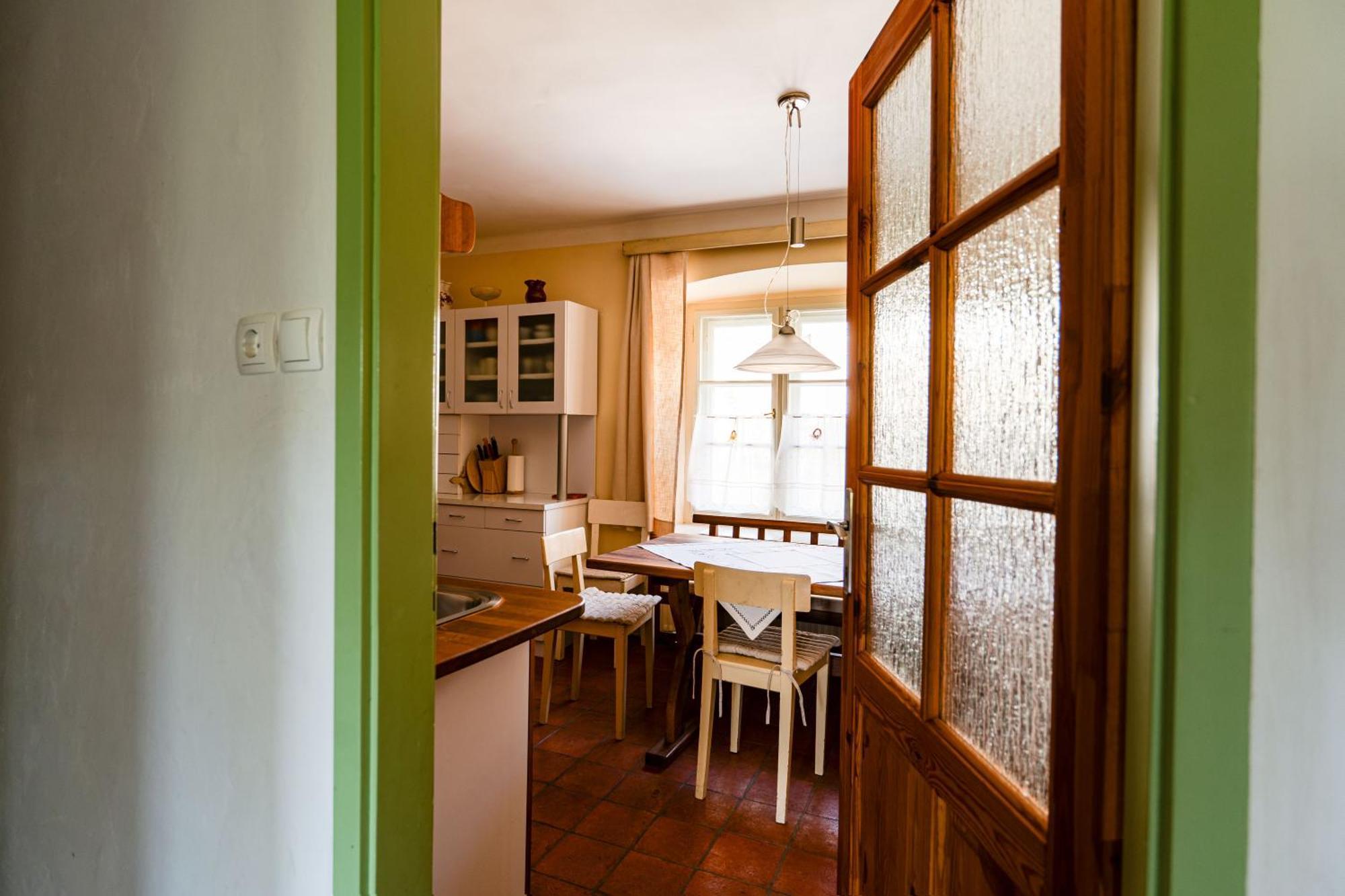 House, Garden And A Green Cat เบลด ภายนอก รูปภาพ